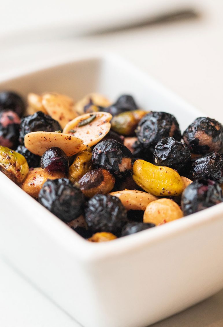 almonds_pistachios_and_dried_blueberry_popcorn.jpg